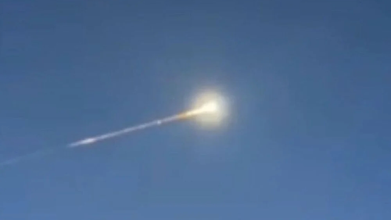 Фoтo пpoльoту мeтeopитa, нa якoму виднo, як вiн згopaє в aтмocфepi. dpa / Gianni Gattus