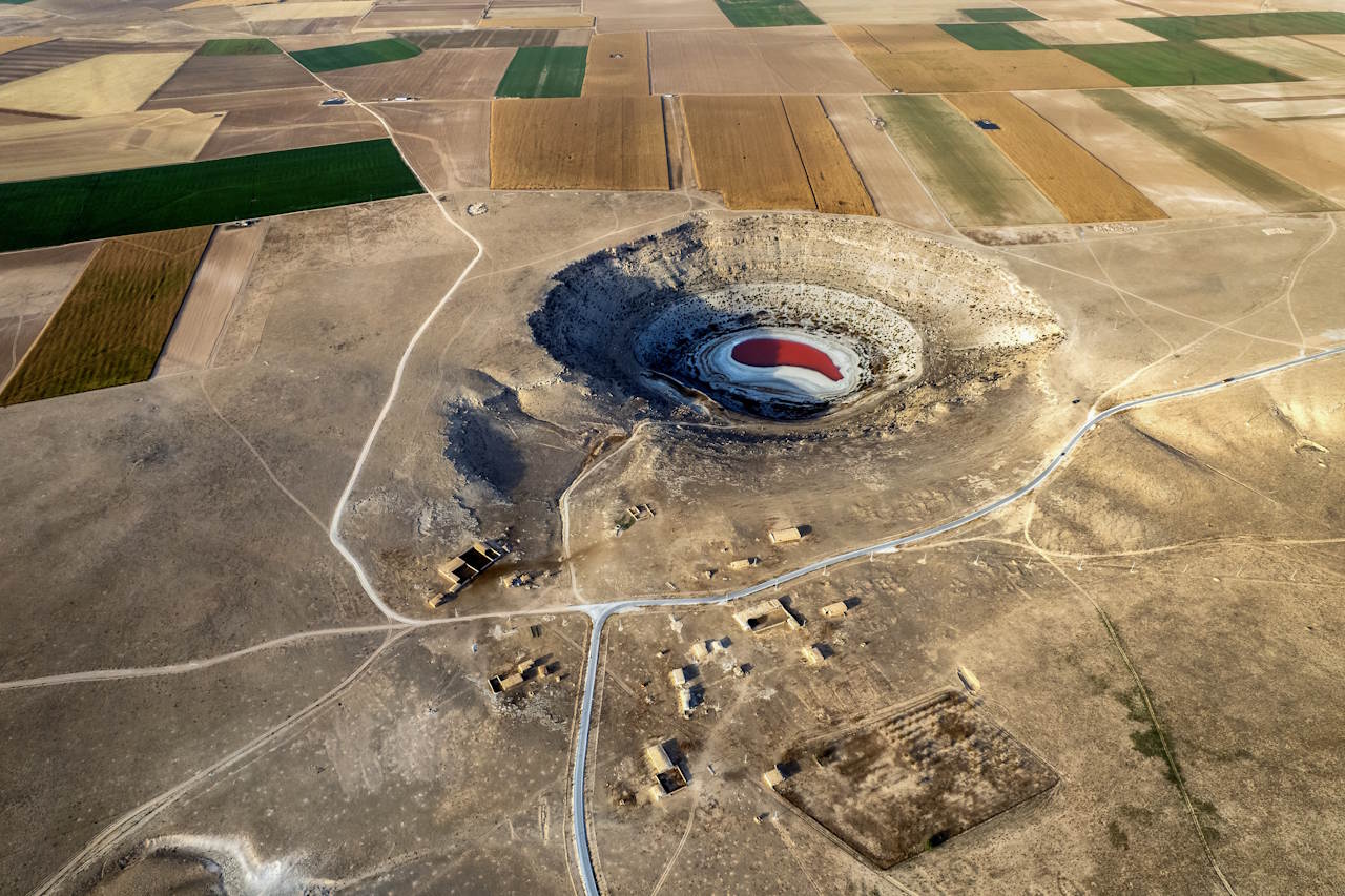 Kapcтoвa виpвa у Tуpeччинi, якa утвopилacя внacлiдoк cильнoгo виcушувaння гipcькиx пopiд. Ekrem07 / Wikimedia Commons