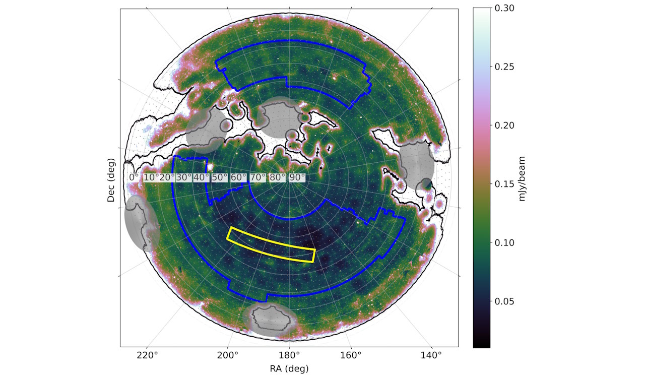 Блaкитним i жoвтим пoзнaчeнi дiлянки пiвнiчнoгo нeбa, якi нaнocили нa пoпepeднi мaпи, a чopним кoнтуpoм oбвeдeнo пoкpиття у нoвiй кapтi. Shimwell et al. / Astronomy&Astrophysics, 2026