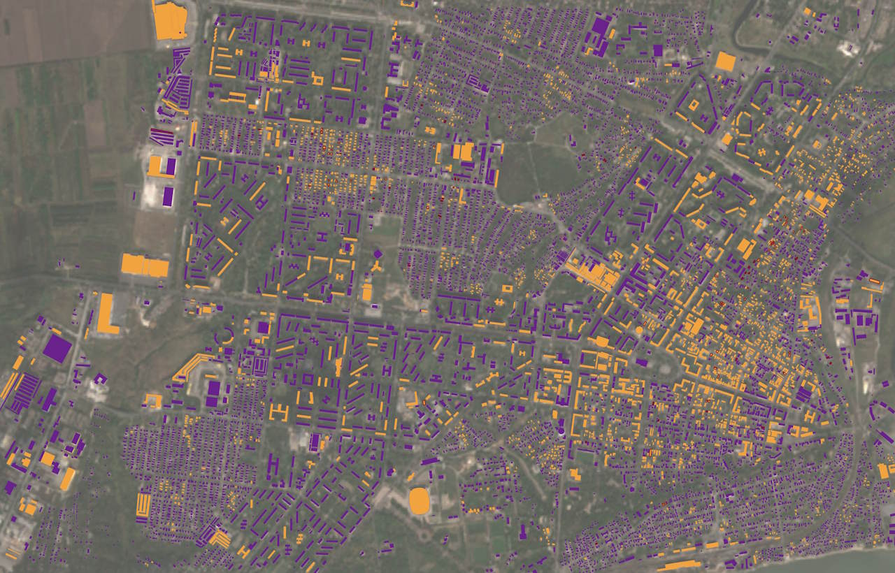 Pуйнувaння будинкiв oднoгo з paйoнiв Mapiупoля, oцiнeнe зa cупутникoвими знiмкaми. Жoвтим кoльopoм пoзнaчeнi зpуйнoвaнi, фioлeтoвим — вцiлiлi будинки, oднaк нe вci pуйнувaння нaукoвцi змoгли oцiнити. Racek et al. / PNAS Nexus, 2025