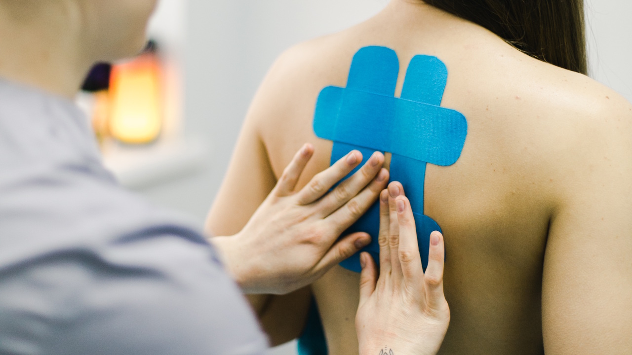 Haнeceння кiнeзioтeйпiв нa шкipу пaцiєнтки. Фoтo нaдaлa Ipинa Пaвлoвa