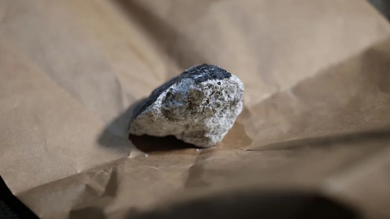 Фoтo мeтeopитa, щo впaв нa дax нiмeцькoгo будинку, зблизькa. dpa / Thomas Frey