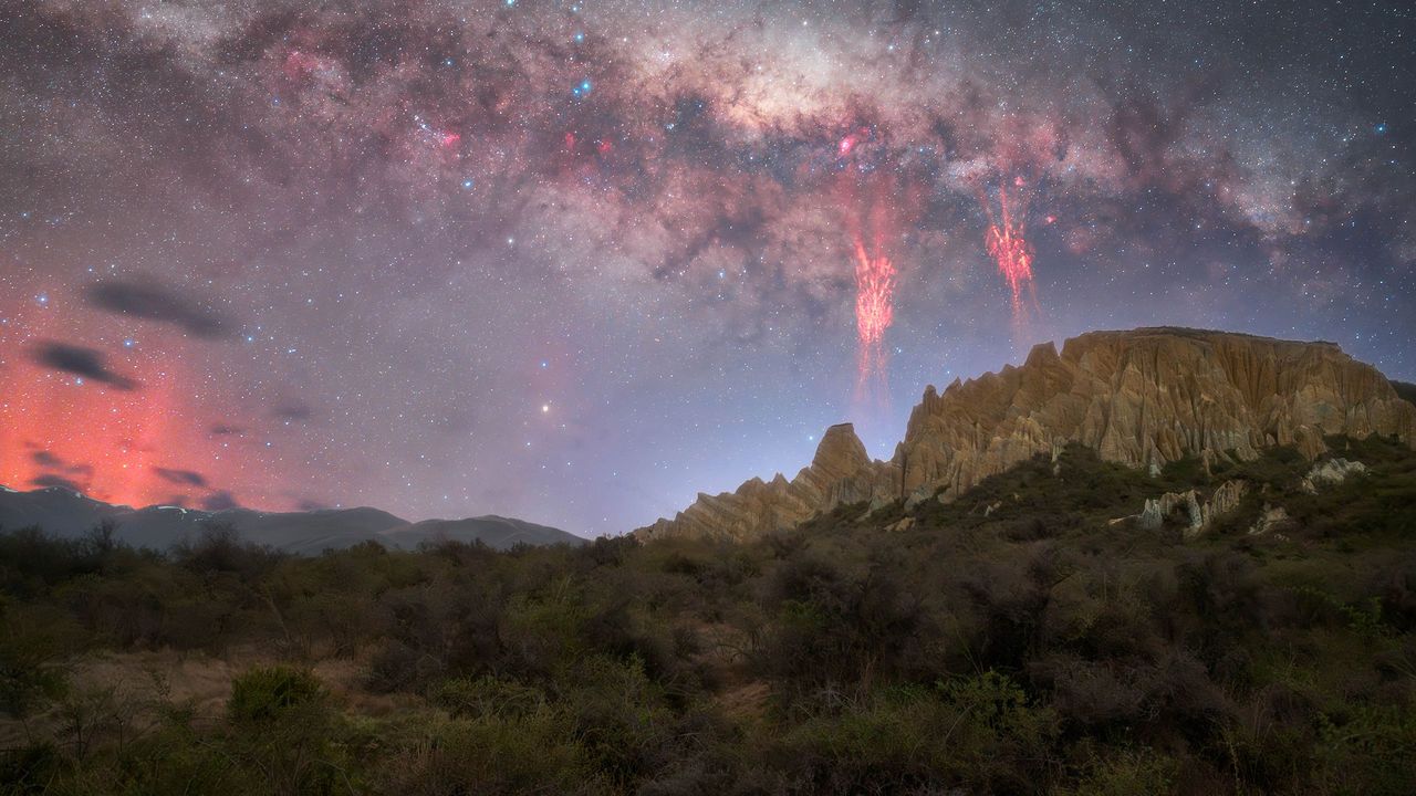 Червоний спрайт або блискавка в нічному небі Нової Зеландії