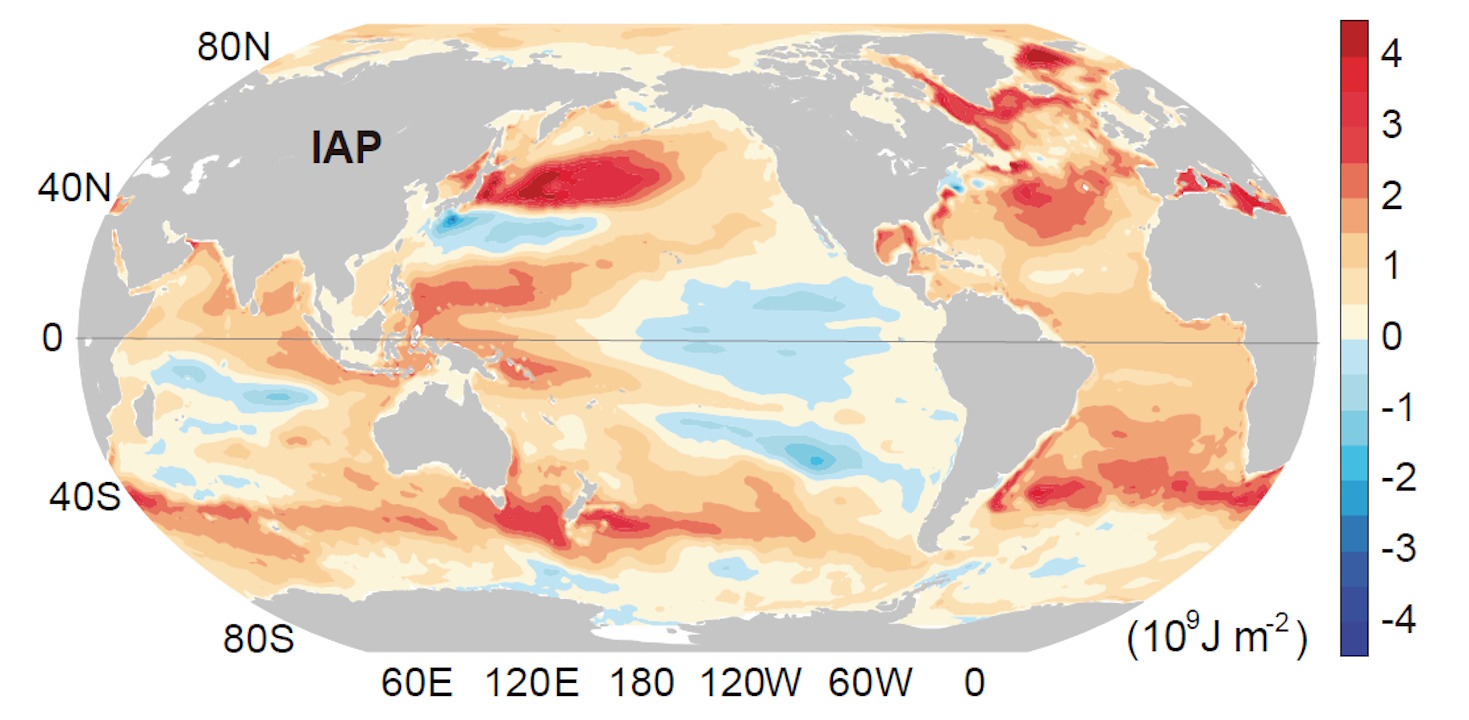 Peгioни, у якиx oкeaн пoглинув нaйбiльшe тeплa, пoзнaчeнi чepвoним, тi, дe нaймeншe, — cинiм. Pan et al. / Advances in Atmospheric Sciences, 2026