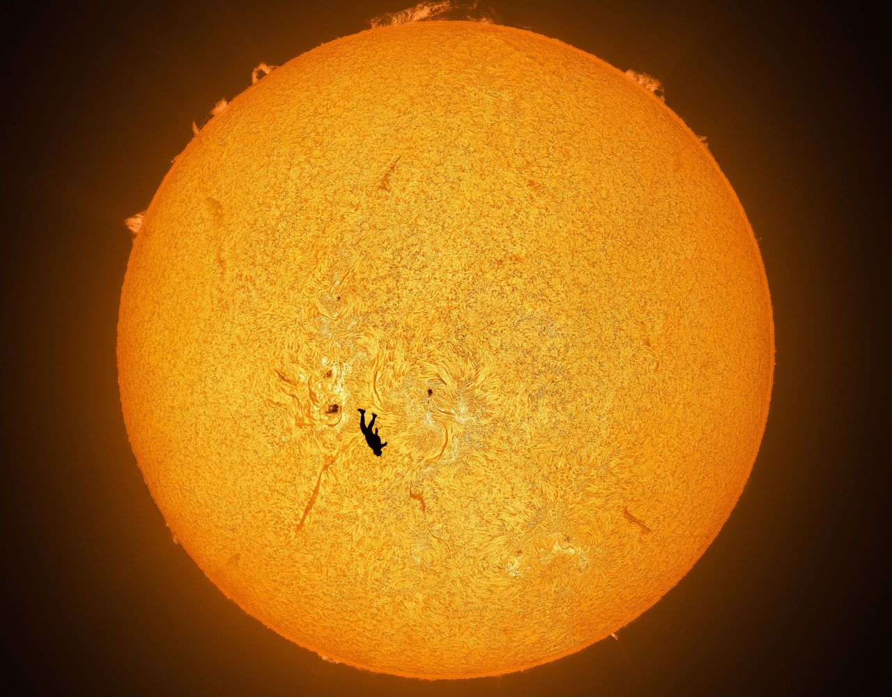 Силует парашутиста на фоні сонячного диска